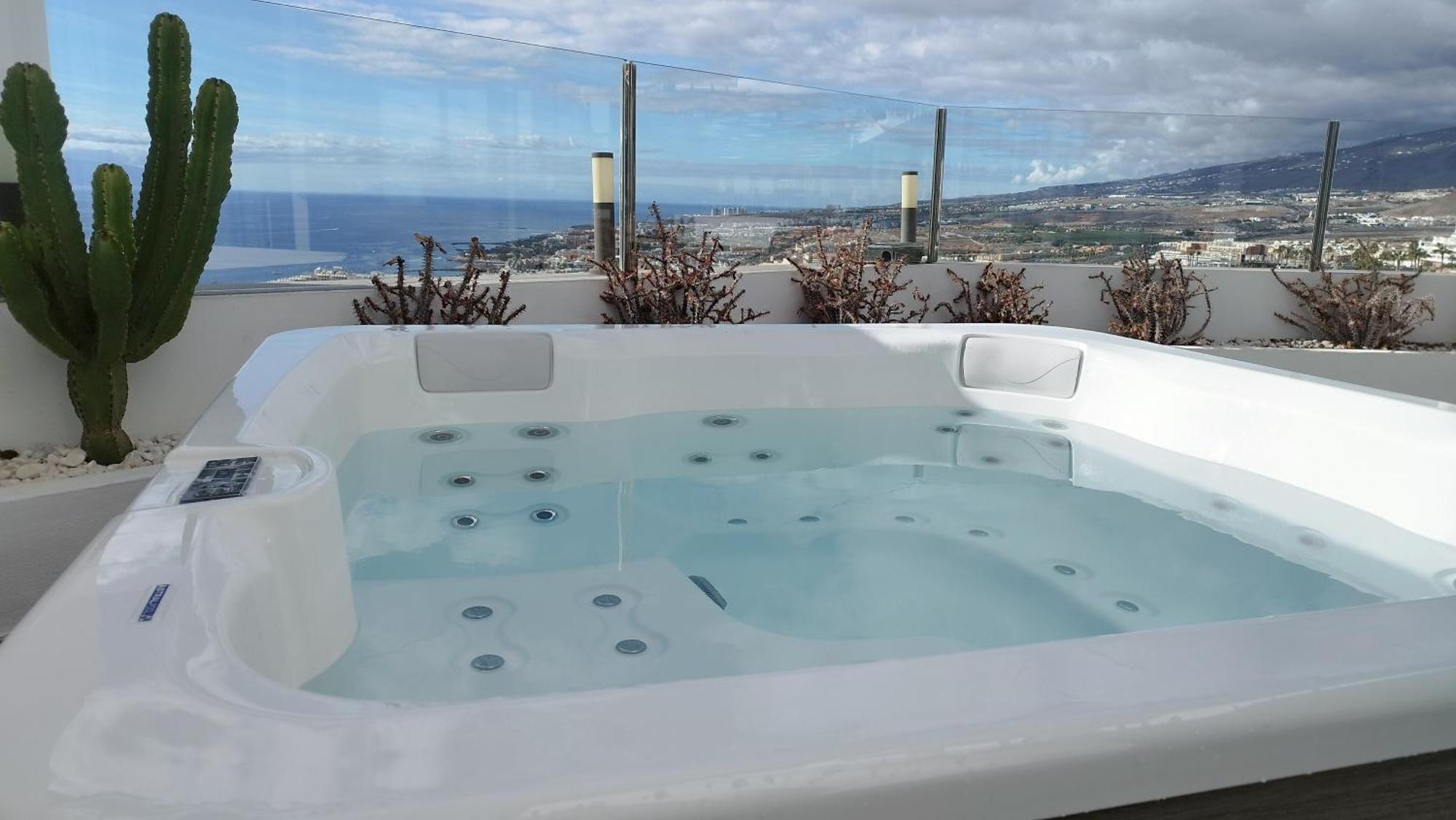 Sunset White Villa - Ocean View, Jakuzzi, Heated Pool, Air-Conditioning, Grill Playa de las Americas  Bagian luar foto